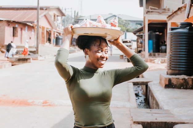 Free photo medium shot woman carrying food