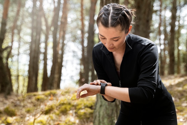 Free photo medium shot woman checking her watch