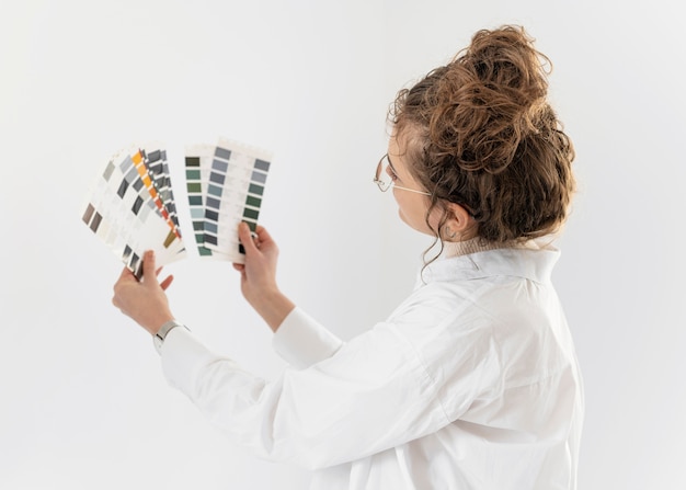 Free Photo medium shot woman choosing color