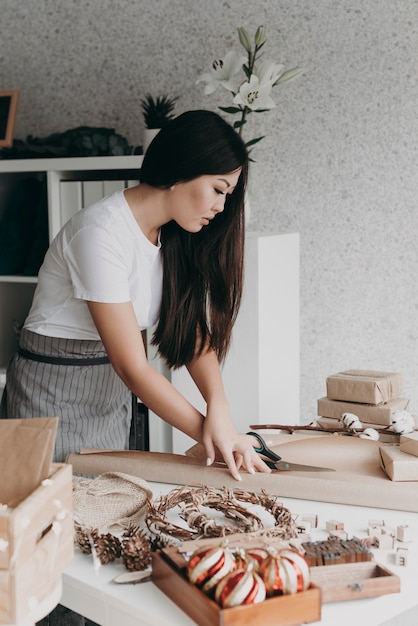 Free Photo medium shot woman cutting paper