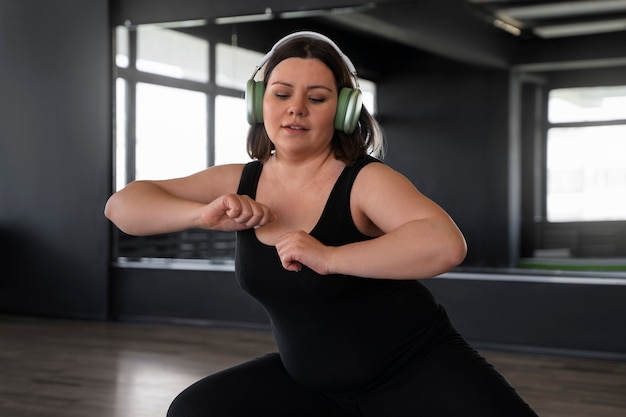 Free photo medium shot woman dancing in studio