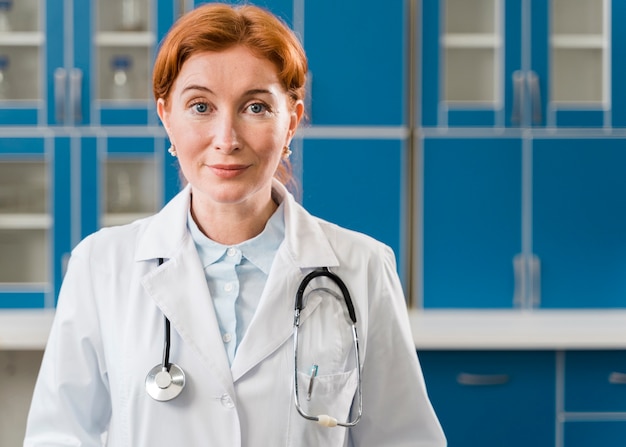 Free photo medium shot of woman doctor with stethoscope