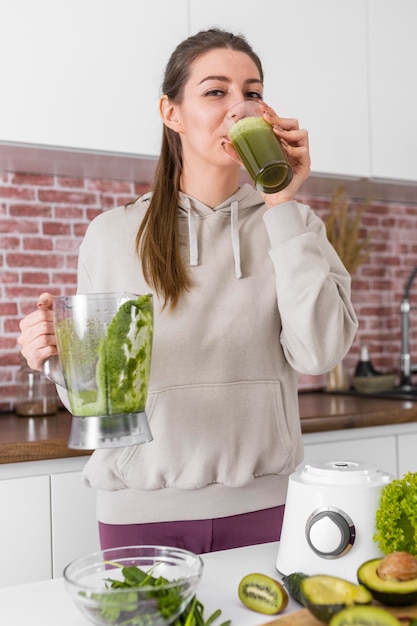 Free photo medium shot woman drinking smoothie