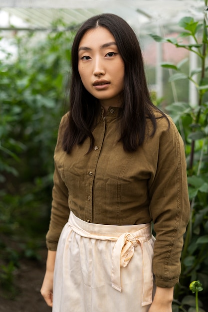 Free photo medium shot woman in garden