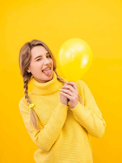 Free photo medium shot woman holding balloon