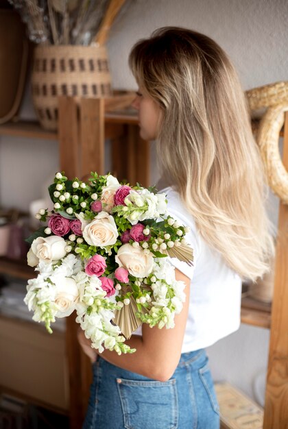 Free photo medium shot woman holding bouquet