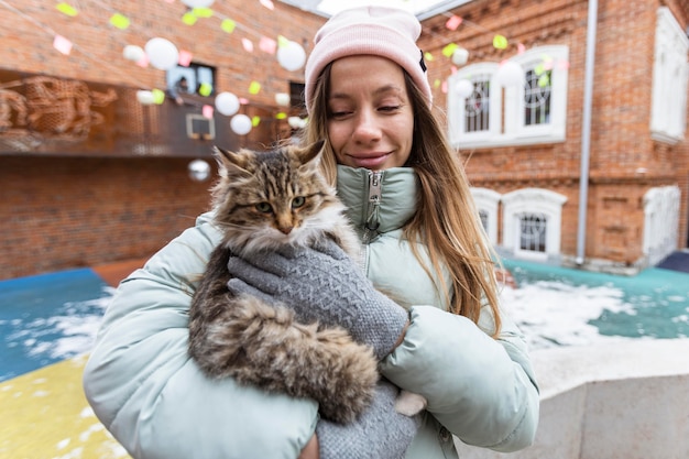 Free photo medium shot woman holding cat