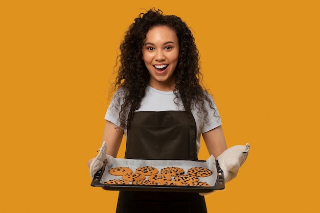 Medium shot woman holding cookies