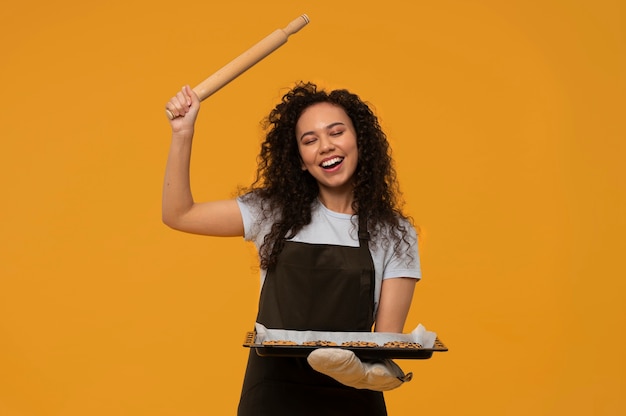 Medium shot woman holding cookies