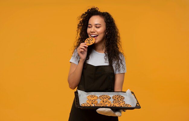 Medium shot woman holding cookies