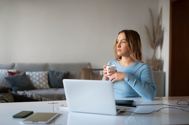 Free photo medium shot woman holding cup