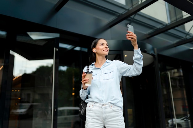 Free Photo medium shot woman holding device