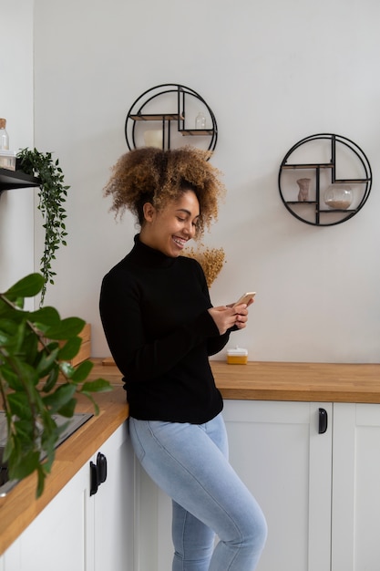 Free photo medium shot woman holding device