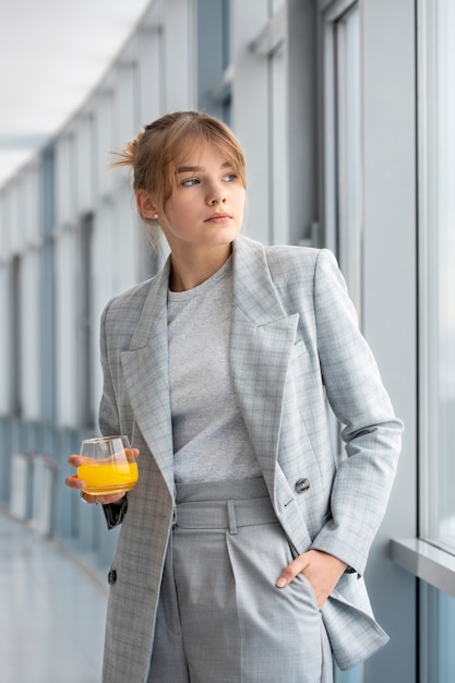 Free photo medium shot woman holding drink