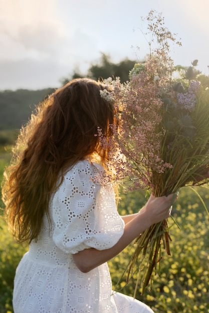 Free photo medium shot woman holding flowers