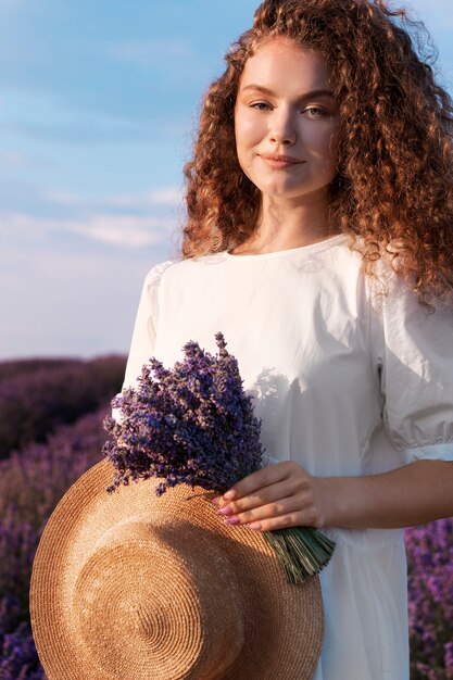 Free photo medium shot woman holding hat