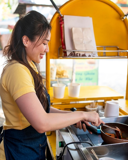 Free photo medium shot woman holding pan