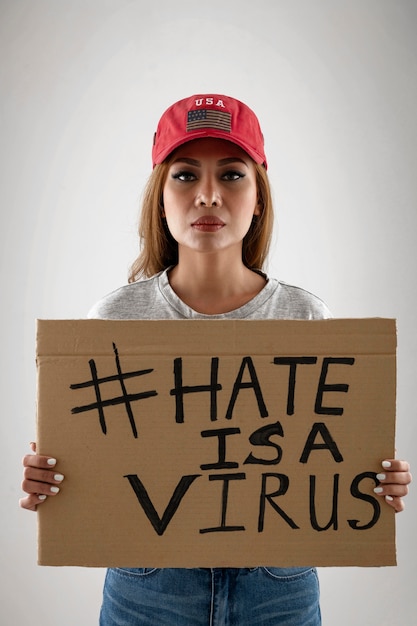 Free photo medium shot woman holding placard