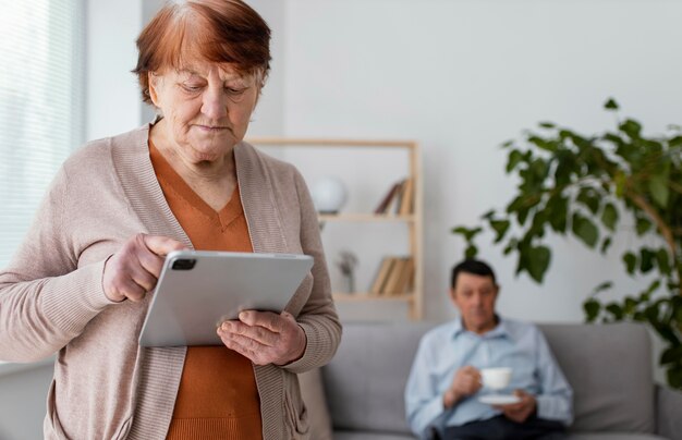 Free photo medium shot woman holding tablet