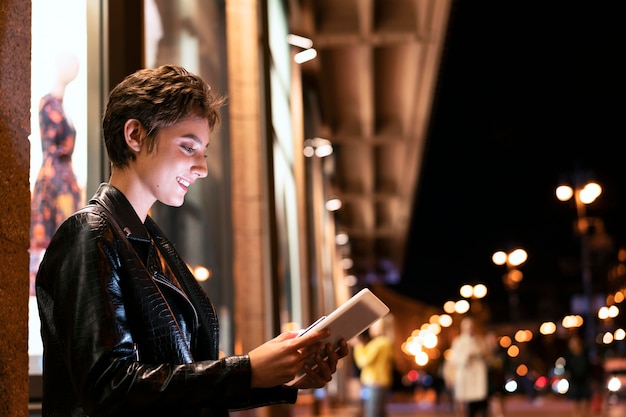 Free photo medium shot woman holding tablet