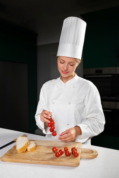 Medium shot woman holding tomatoes