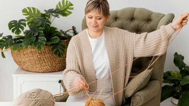 Free photo medium shot woman holding yarn