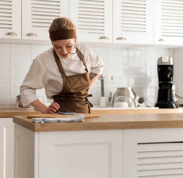 Medium shot woman in kitchen