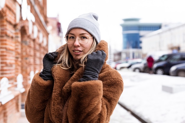 Medium shot woman posing outdoors