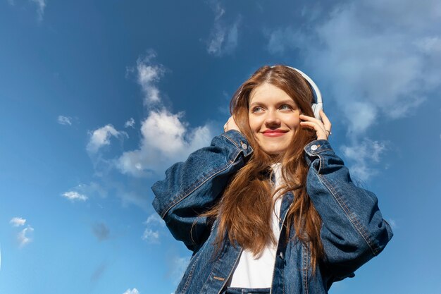 Medium shot woman posing outdoors