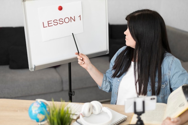 Free photo medium shot woman presenting lesson