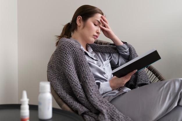 Free photo medium shot woman reading book