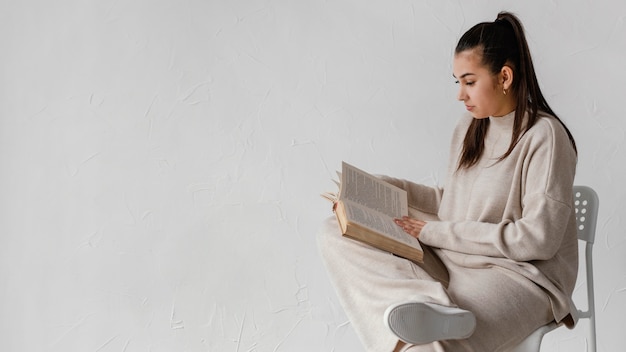 Free photo medium shot woman reading with copy space