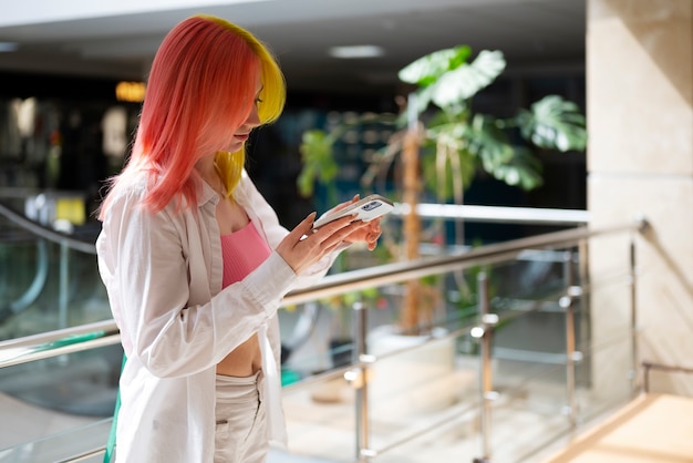 Free photo medium shot woman shopping at the mall