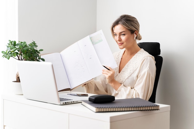 Free photo medium shot woman sitting at desk