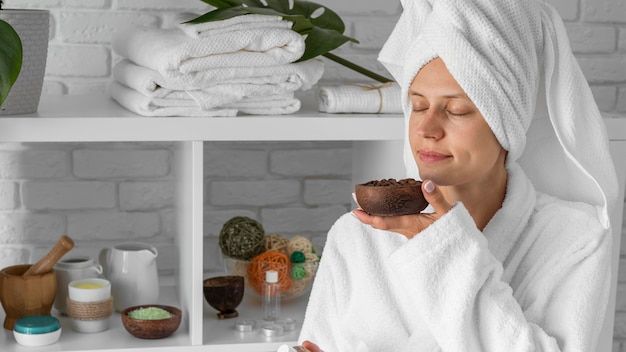 Free photo medium shot woman smelling ingredients