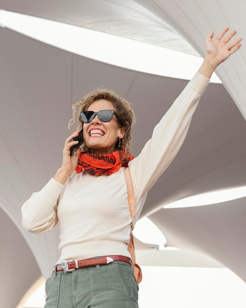 Free photo medium shot woman talking on phone