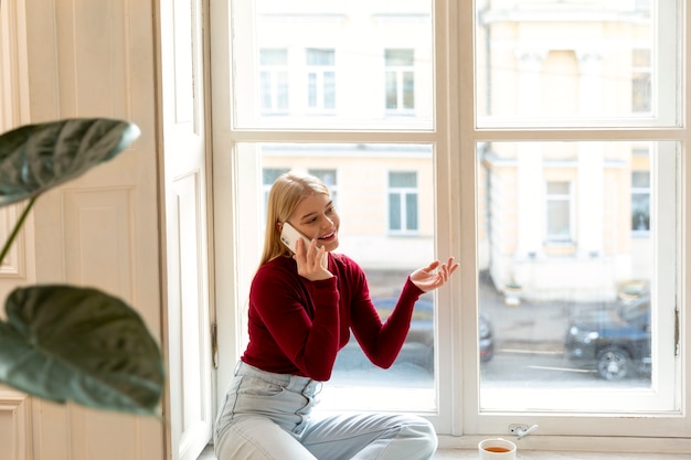 Free photo medium shot woman talking on phone