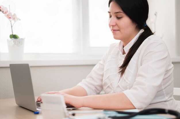 Medium shot woman typing