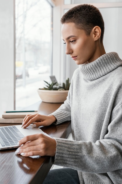 Medium shot woman typing