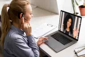 Free photo medium shot woman in video conference