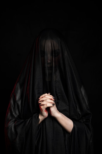 Free photo medium shot of woman wearing black veil