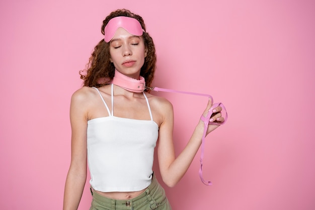 Free photo medium shot woman wearing chocker