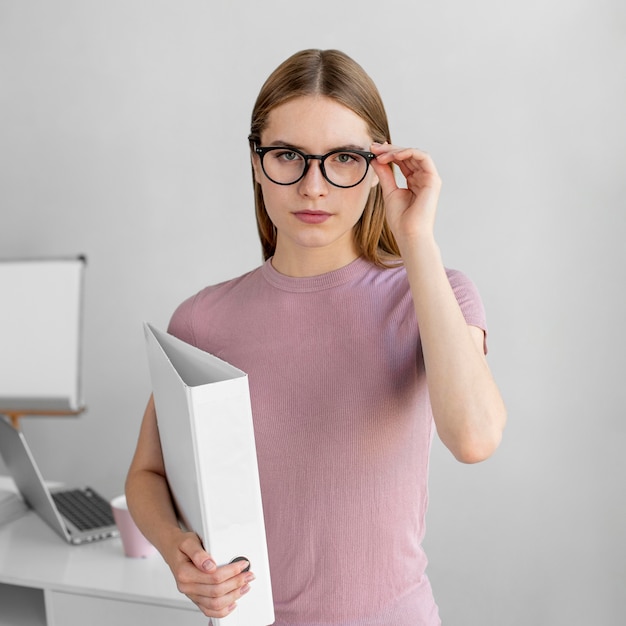 Free photo medium shot woman wearing glasses