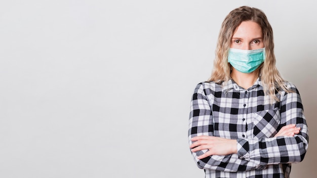 Medium shot woman wearing mask