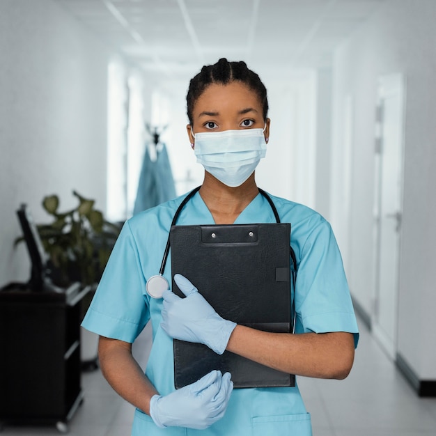 Medium shot woman wearing mask