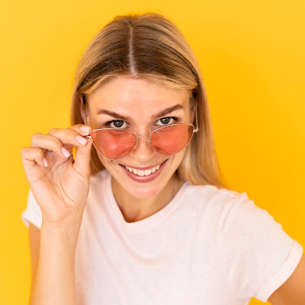 Free photo medium shot woman wearing sunglasses