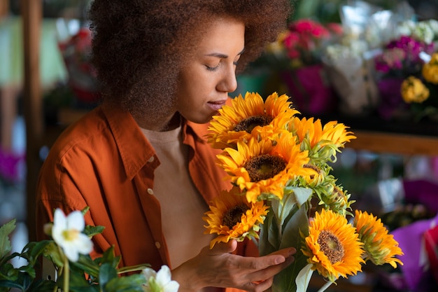 Free photo medium shot woman with beautiful sunflowers