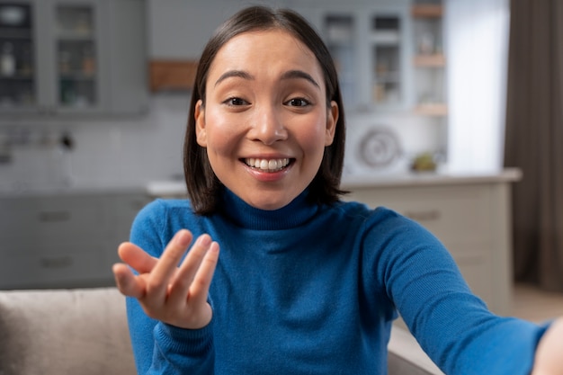 Free photo medium shot woman with big smile