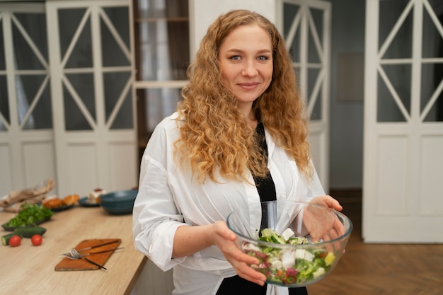 Free photo medium shot woman with delicious food