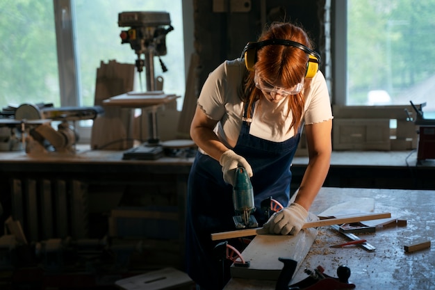 Free photo medium shot woman with headphones and goggles